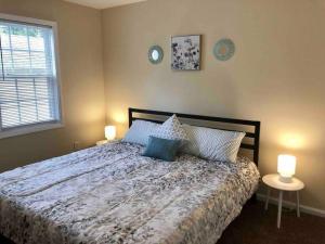 1 dormitorio con 1 cama grande y 2 lámparas en WelcomingTownhome - King Bed - Long Term Stays - UNC, en Chapel Hill