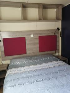 Postel nebo postele na pokoji v ubytování Charmant mobil-home
