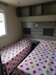 Postel nebo postele na pokoji v ubytování Charmant mobil-home