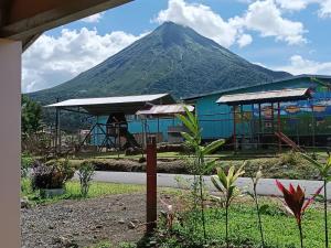 ein Gebäude mit einem Berg im Hintergrund in der Unterkunft Villa Rincón del Arenal in Fortuna