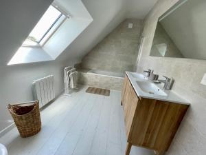 Kúpeľňa v ubytovaní Maison chaleureuse avec Jacuzzi