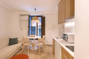 比利亞霍約薩的住宿－La Vila Hort by Seaward Suites，一间厨房,里面配有桌椅