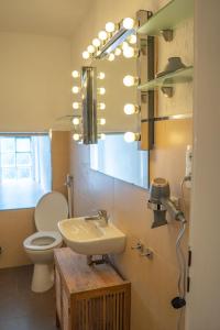 ein Badezimmer mit einem Waschbecken, einem WC und einem Spiegel in der Unterkunft Tolle Stadtwohnung mit guter Verkehrsanbindung Von der Goltz 35 in Dortmund
