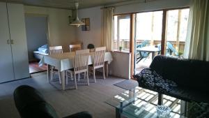 ein Wohnzimmer mit einem Sofa, einem Tisch und Stühlen in der Unterkunft Daemningen at Gammel Rye in Ry