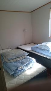 瑞伊的住宿－Daemningen at Gammel Rye，两张睡床彼此相邻,位于一个房间里