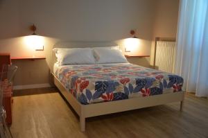 ein Bett in einem Schlafzimmer mit zwei Lichtern an der Wand in der Unterkunft La Cicada in Camerano