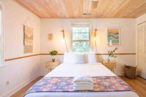 Un dormitorio con una cama grande y una ventana en Hip Island House en Charleston