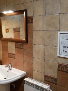 La salle de bains est pourvue d'un lavabo et d'un miroir. dans l'établissement La Casa Rural de Alicia, à Bustares