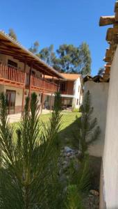 una vista de una casa con un árbol delante de ella en Hotel Vista Verde, en Huancayo