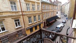 リヴィウにあるLyalkovyy teatr apt with balcony high ceiling not atticの路上駐車の建物のバルコニー