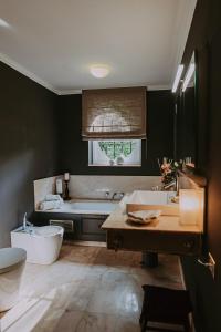 uma grande casa de banho com banheira e lavatório em Villa Geva em Montignies-le-Tilleul