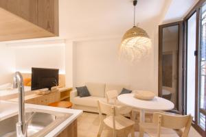 A seating area at La Vila Hort by Seaward Suites