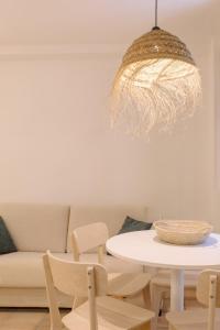 比利亞霍約薩的住宿－La Vila Hort by Seaward Suites，客厅配有桌子和沙发