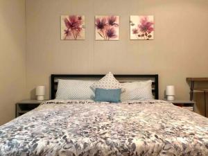 Кровать или кровати в номере *Welcoming Cary Townhome*King Bed*Long Term Stays*