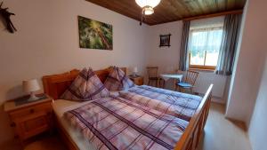 1 dormitorio con cama, mesa y ventana en Spulhof, en Abtenau