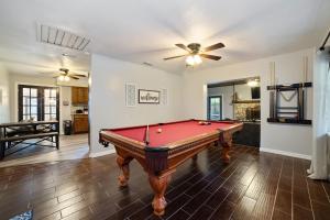 - Sala de estar con mesa de billar y ventilador de techo en Charming Cottage With Pool Table 15 Min From WEC, en Ocala