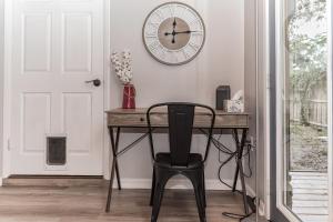 Galeriebild der Unterkunft Charming Cottage With Pool Table 15 Min From WEC in Ocala