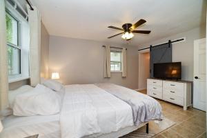 Ein Bett oder Betten in einem Zimmer der Unterkunft Charming Cottage With Pool Table 15 Min From WEC
