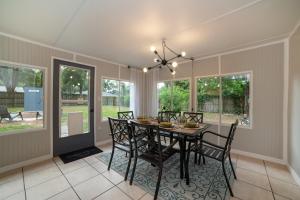 ein Esszimmer mit Tisch und Stühlen in der Unterkunft Charming Cottage With Pool Table 15 Min From WEC in Ocala