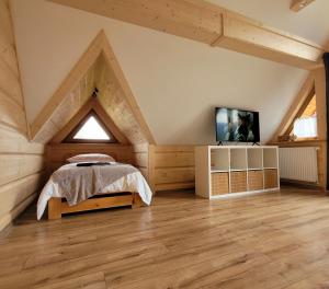 ein Schlafzimmer mit einem Bett im Dachgeschoss in der Unterkunft Domek Pana Jana in Zakopane