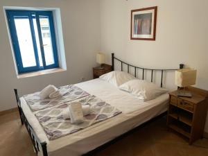 ein Bett mit zwei Handtüchern darauf in einem Schlafzimmer in der Unterkunft House Rozalia in Susak