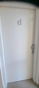 eine weiße Tür in einem Zimmer mit einer Wand in der Unterkunft Departamento126 in Junín