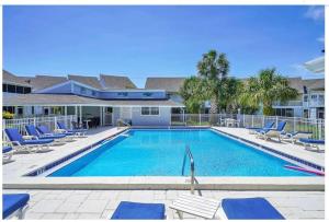 Bazén v ubytování New listing!!! 4 min walk to the beach! nebo v jeho okolí