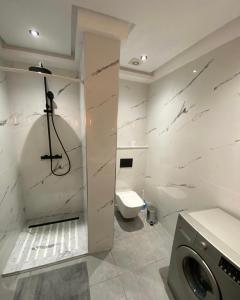 a bathroom with a toilet and a washing machine at Cosy Flat Lac 1, Tunis in Tunis +14 photos