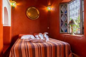 Postel nebo postele na pokoji v ubytování Riad Le Jardin de Lea, Suites & Spa + 37 fotografií