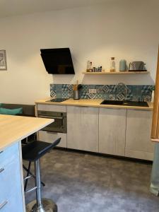 cocina con fregadero y encimera en chez Marjorie en Annecy