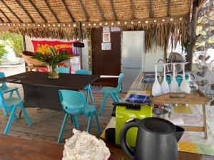 um quarto com cadeiras, uma mesa e uma cozinha em ONLY YOU MOTU em Bora Bora