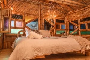 Postel nebo postele na pokoji v ubytování Ecohotel Tierra de Agua