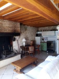 Kuchyňa alebo kuchynka v ubytovaní LA Vinee Gîte max 8 pers, maison familiale