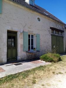 una casa antigua con puertas verdes y una ventana en LA Vinee Gîte max 8 pers, maison familiale, en Lain