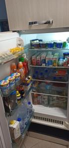um frigorífico aberto cheio de comida e bebidas em B&B VENTO DEL SUD em Palermo
