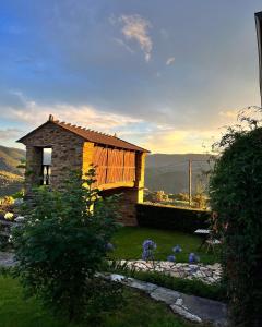 A PontenovaにあるComplejo Rural Lar de Viesの山の景色を望む小さな石造りの家