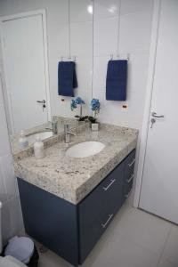 a bathroom with a sink and a mirror at Elegante Duplex Oceanico da Elena Super Cozinha USP y UfSCAR in São Carlos