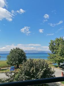 - une vue sur l'océan depuis le balcon d'une maison dans l'établissement Nautica apartments&studios, à Pechtani