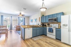 une cuisine avec des armoires bleues et un salon dans l'établissement 2582 Windsor Hills, à Orlando