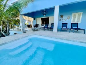 Het zwembad bij of vlak bij Caribbean Lofts Bonaire
