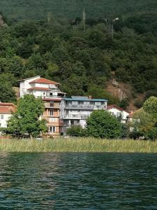 ein Gebäude am Ufer eines Wasserkörpers in der Unterkunft Nautica apartments&studios in Peštani