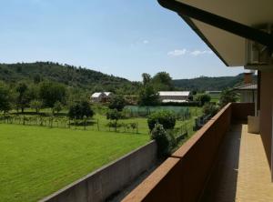een uitzicht op een veld vanaf het balkon van een huis bij Casa panoramica in Attimis