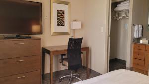 Postel nebo postele na pokoji v ubytování Staybridge Suites - Calgary Airport by IHG