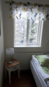 um quarto com uma janela com uma cama e uma mesa em Brúnalaug Guesthouse - Holiday Home em Eyjafjaroarsveit