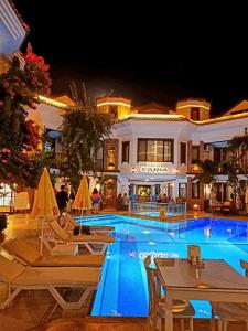 um resort com piscina à noite em Dalyan Hotel Nish Caria em Dalyan