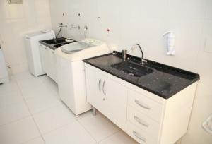 a bathroom with a sink and a toilet at Elegante Duplex Oceanico da Elena Super Cozinha USP y UfSCAR in São Carlos +37 photos