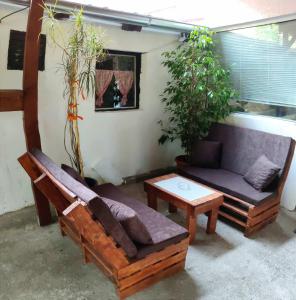 un soggiorno con divano e tavolo di Airport Apartment AIR a Surčin