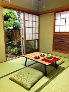 une chambre avec une table au milieu d'une pièce dans l'établissement Orient Corp 301 - Vacation STAY 10390, à Tokyo