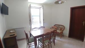 a dining room with a table and chairs and a window at Da Lina e Rosetta in Acireale