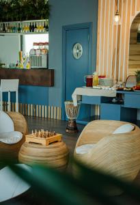 Residence Porto Ulisse في بارغيليا: غرفة معيشة مع مجموعة شطرنج خشبية على الأرض
